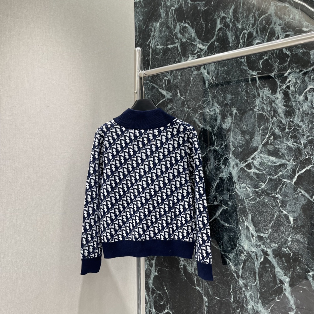 Ｄ家 25秋冬新款 老花针织开衫 V领设计配纽扣经典老花图案经典不过时百搭搭配裙裤都很好看。两个色SML