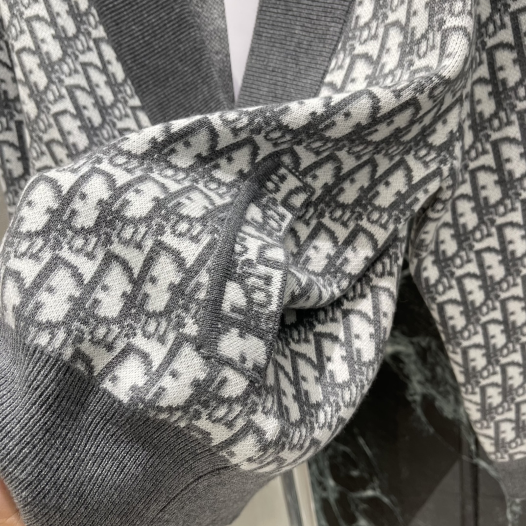 Ｄ家 25秋冬新款 老花针织开衫 V领设计配纽扣经典老花图案经典不过时百搭搭配裙裤都很好看。两个色SML