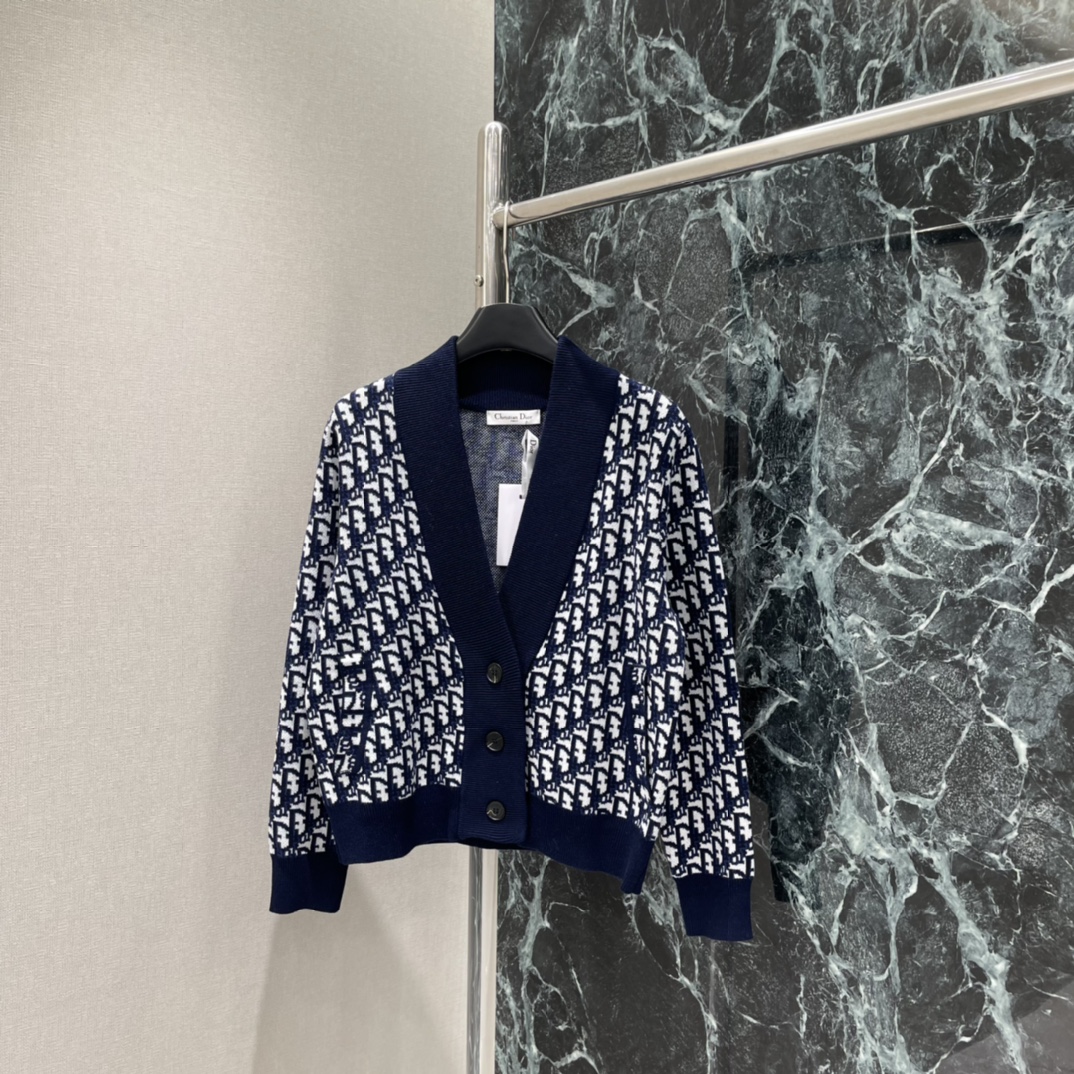 Ｄ家 25秋冬新款 老花针织开衫 V领设计配纽扣经典老花图案经典不过时百搭搭配裙裤都很好看。两个色SML