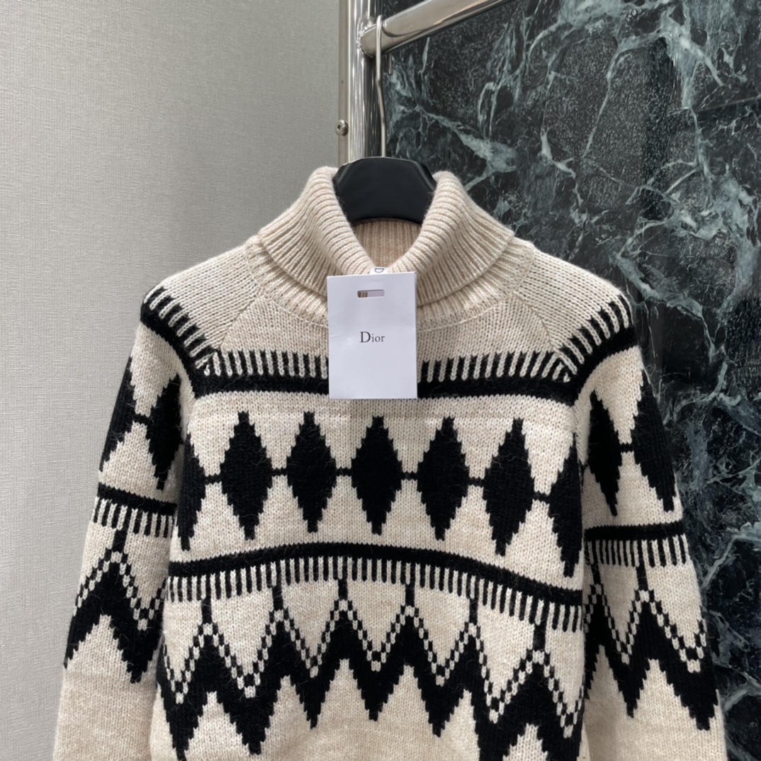 Ｄ家 25秋冬新款 菱格提花针织毛衣 长袖毛衣剪裁密实针织御寒防风领口袖口宽螺纹包边与衣摆相呼应胸前菱格