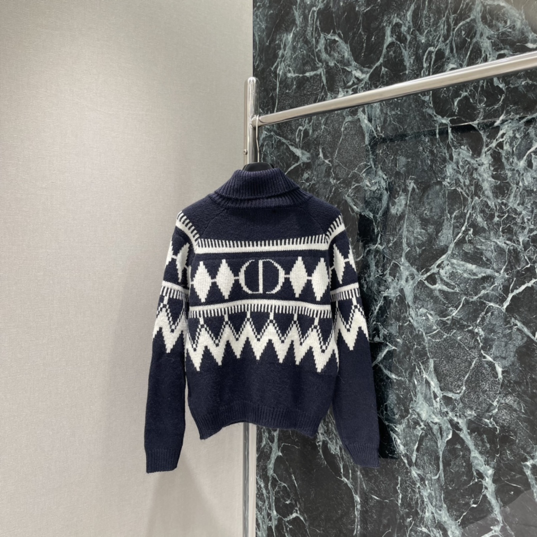 Ｄ家 25秋冬新款 菱格提花针织毛衣 长袖毛衣剪裁密实针织御寒防风领口袖口宽螺纹包边与衣摆相呼应胸前菱格