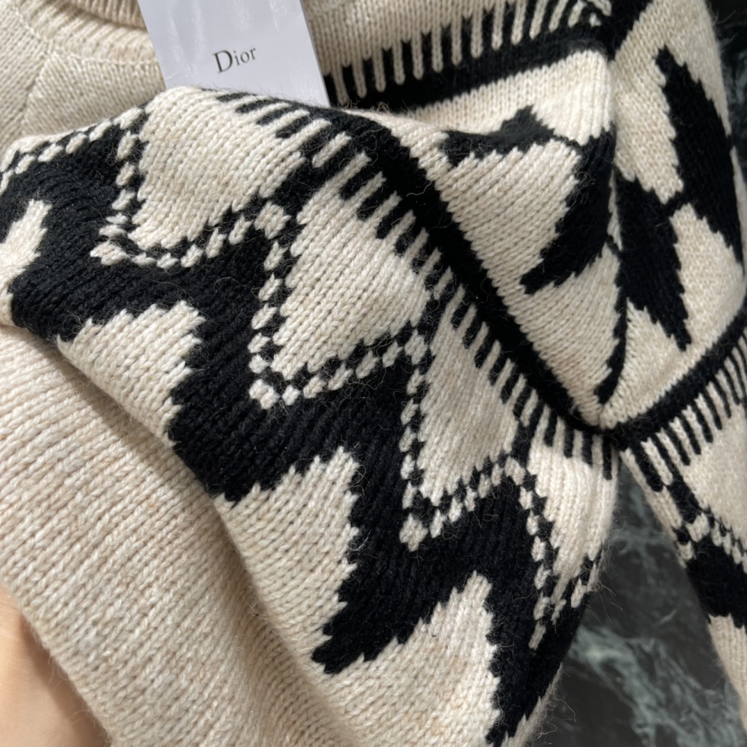 Ｄ家 25秋冬新款 菱格提花针织毛衣 长袖毛衣剪裁密实针织御寒防风领口袖口宽螺纹包边与衣摆相呼应胸前菱格