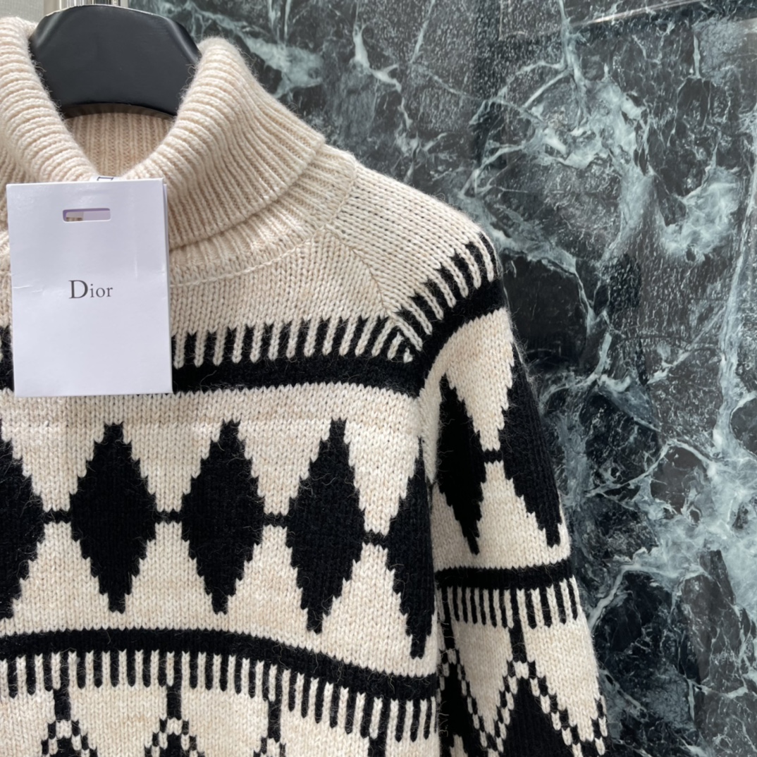 Ｄ家 25秋冬新款 菱格提花针织毛衣 长袖毛衣剪裁密实针织御寒防风领口袖口宽螺纹包边与衣摆相呼应胸前菱格