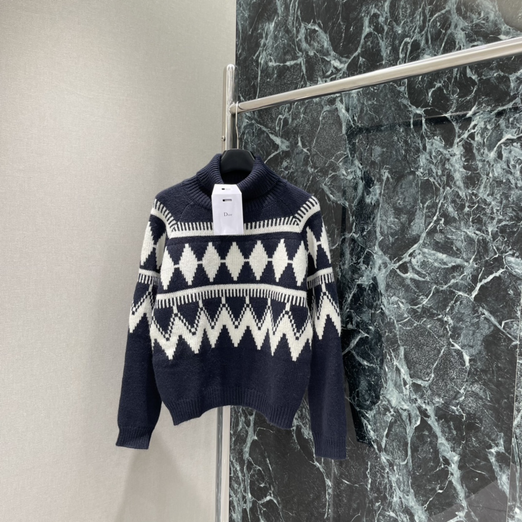 Ｄ家 25秋冬新款 菱格提花针织毛衣 长袖毛衣剪裁密实针织御寒防风领口袖口宽螺纹包边与衣摆相呼应胸前菱格