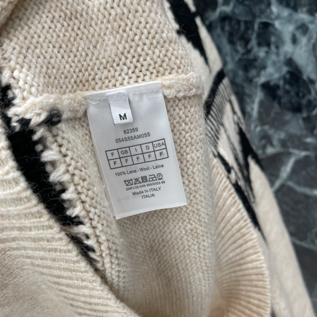 Ｄ家 25秋冬新款 菱格提花针织毛衣 长袖毛衣剪裁密实针织御寒防风领口袖口宽螺纹包边与衣摆相呼应胸前菱格