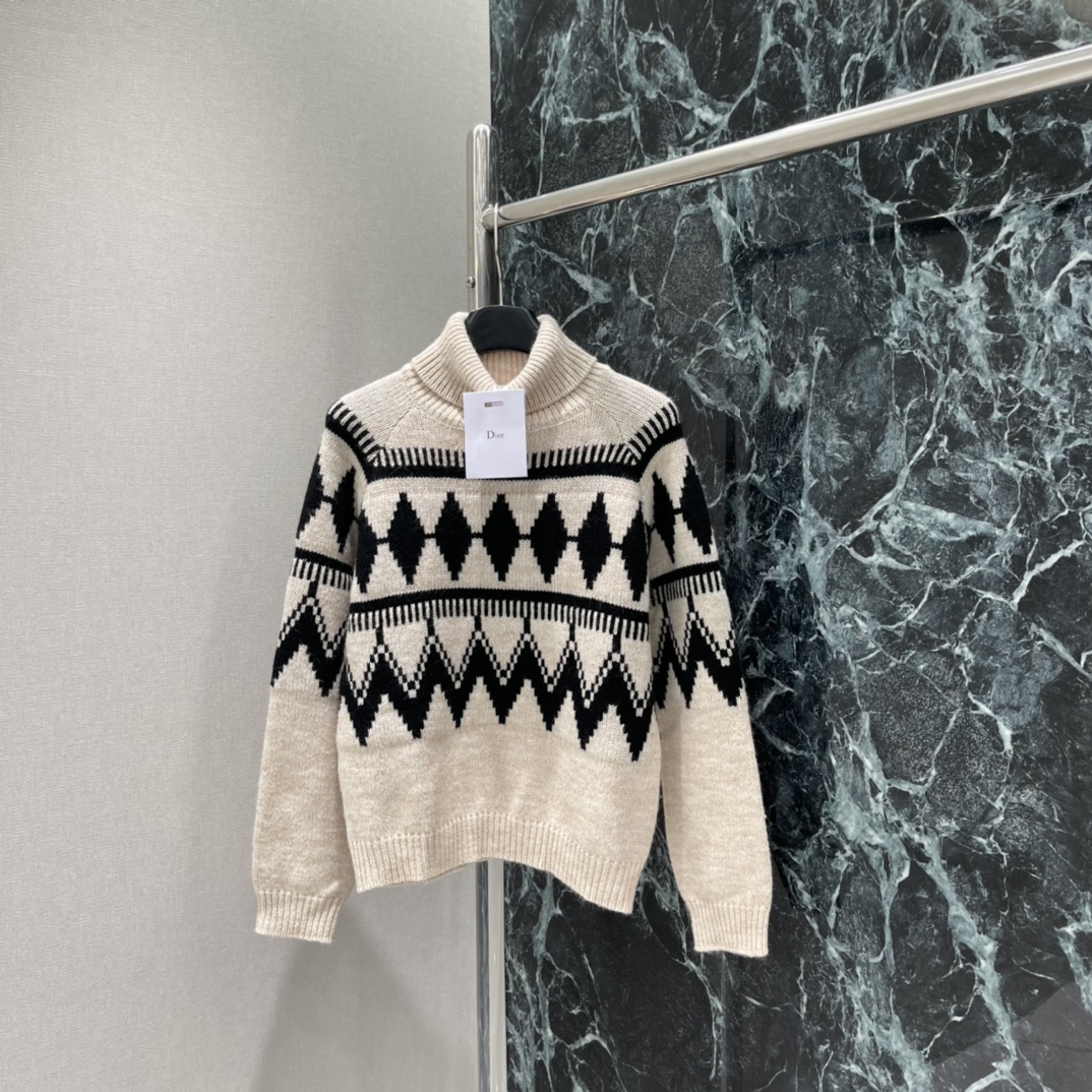 Ｄ家 25秋冬新款 菱格提花针织毛衣 长袖毛衣剪裁密实针织御寒防风领口袖口宽螺纹包边与衣摆相呼应胸前菱格