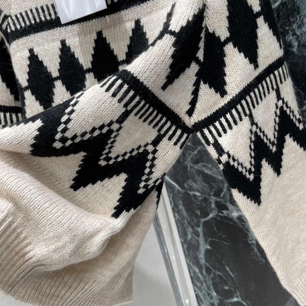 Ｄ家 25秋冬新款 菱格提花针织毛衣 长袖毛衣剪裁密实针织御寒防风领口袖口宽螺纹包边与衣摆相呼应胸前菱格