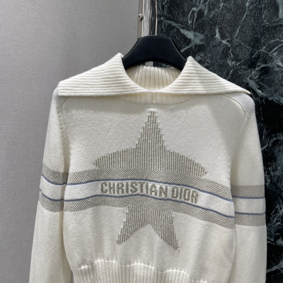 Ｄ家 25秋冬新款 翻领针织套头毛衣 大翻领长袖毛衣剪裁，密实针织搭配坑条细节，御寒防风效果更佳。袖口宽