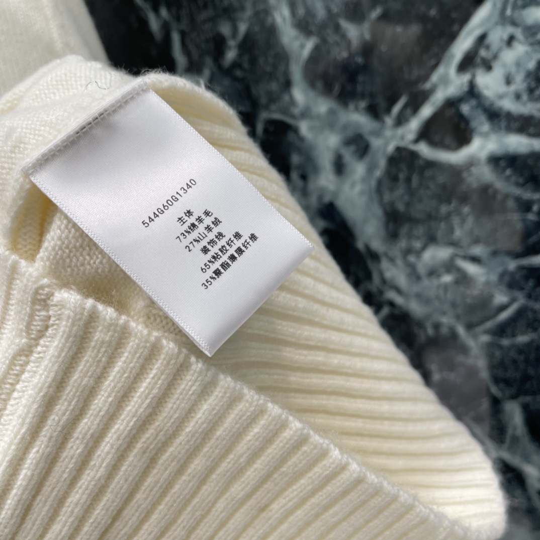 Ｄ家 25秋冬新款 翻领针织套头毛衣 大翻领长袖毛衣剪裁，密实针织搭配坑条细节，御寒防风效果更佳。袖口宽