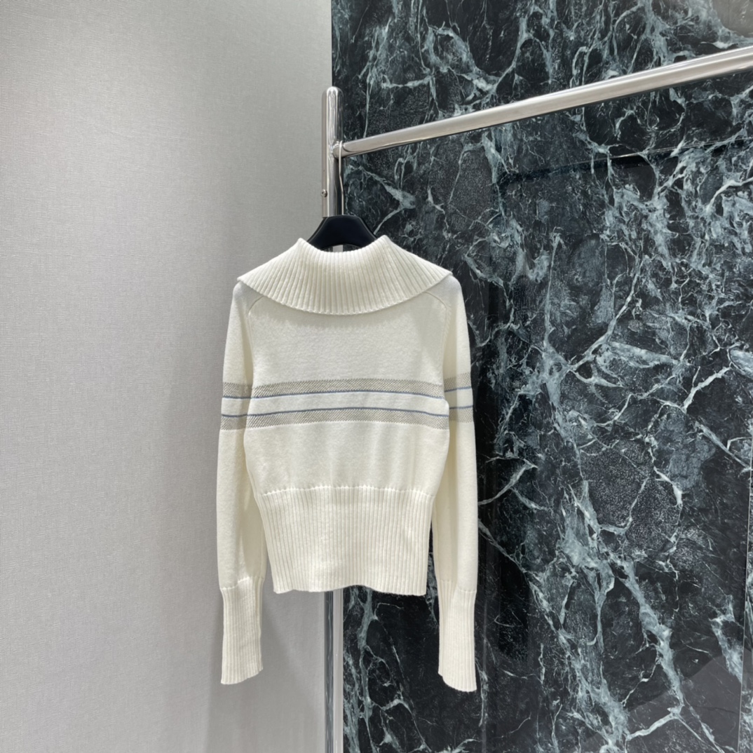 Ｄ家 25秋冬新款 翻领针织套头毛衣 大翻领长袖毛衣剪裁，密实针织搭配坑条细节，御寒防风效果更佳。袖口宽