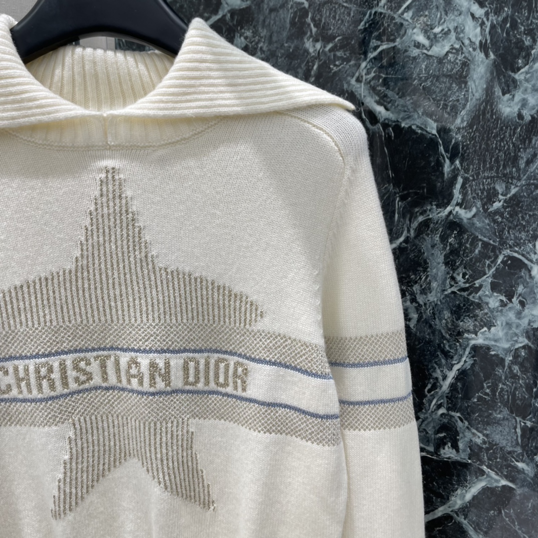 Ｄ家 25秋冬新款 翻领针织套头毛衣 大翻领长袖毛衣剪裁，密实针织搭配坑条细节，御寒防风效果更佳。袖口宽