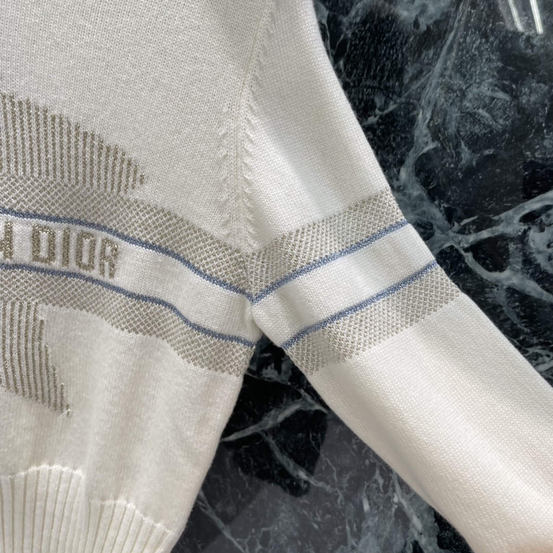 Ｄ家 25秋冬新款 翻领针织套头毛衣 大翻领长袖毛衣剪裁，密实针织搭配坑条细节，御寒防风效果更佳。袖口宽