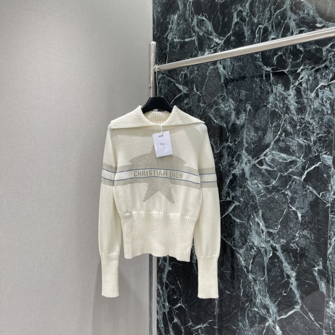 Ｄ家 25秋冬新款 翻领针织套头毛衣 大翻领长袖毛衣剪裁，密实针织搭配坑条细节，御寒防风效果更佳。袖口宽