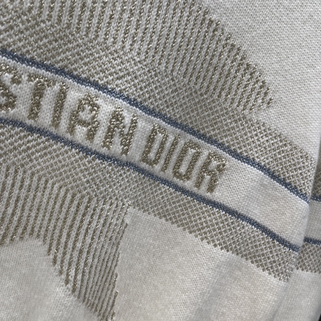 Ｄ家 25秋冬新款 翻领针织套头毛衣 大翻领长袖毛衣剪裁，密实针织搭配坑条细节，御寒防风效果更佳。袖口宽