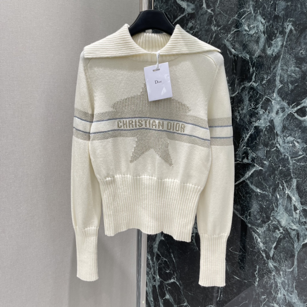 Ｄ家 25秋冬新款 翻领针织套头毛衣 大翻领长袖毛衣剪裁，密实针织搭配坑条细节，御寒防风效果更佳。袖口宽