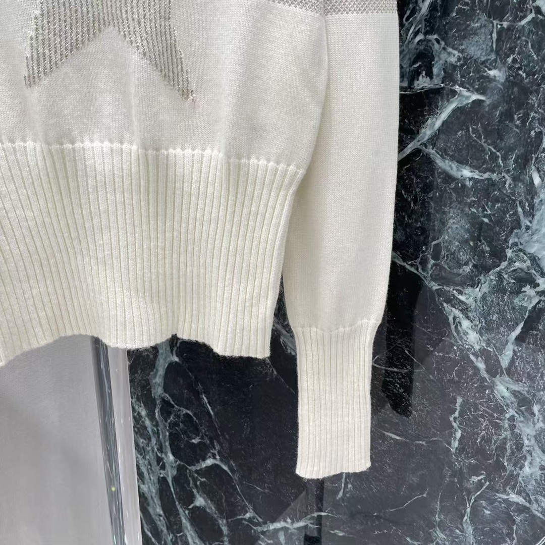 Ｄ家 25秋冬新款 翻领针织套头毛衣 大翻领长袖毛衣剪裁，密实针织搭配坑条细节，御寒防风效果更佳。袖口宽