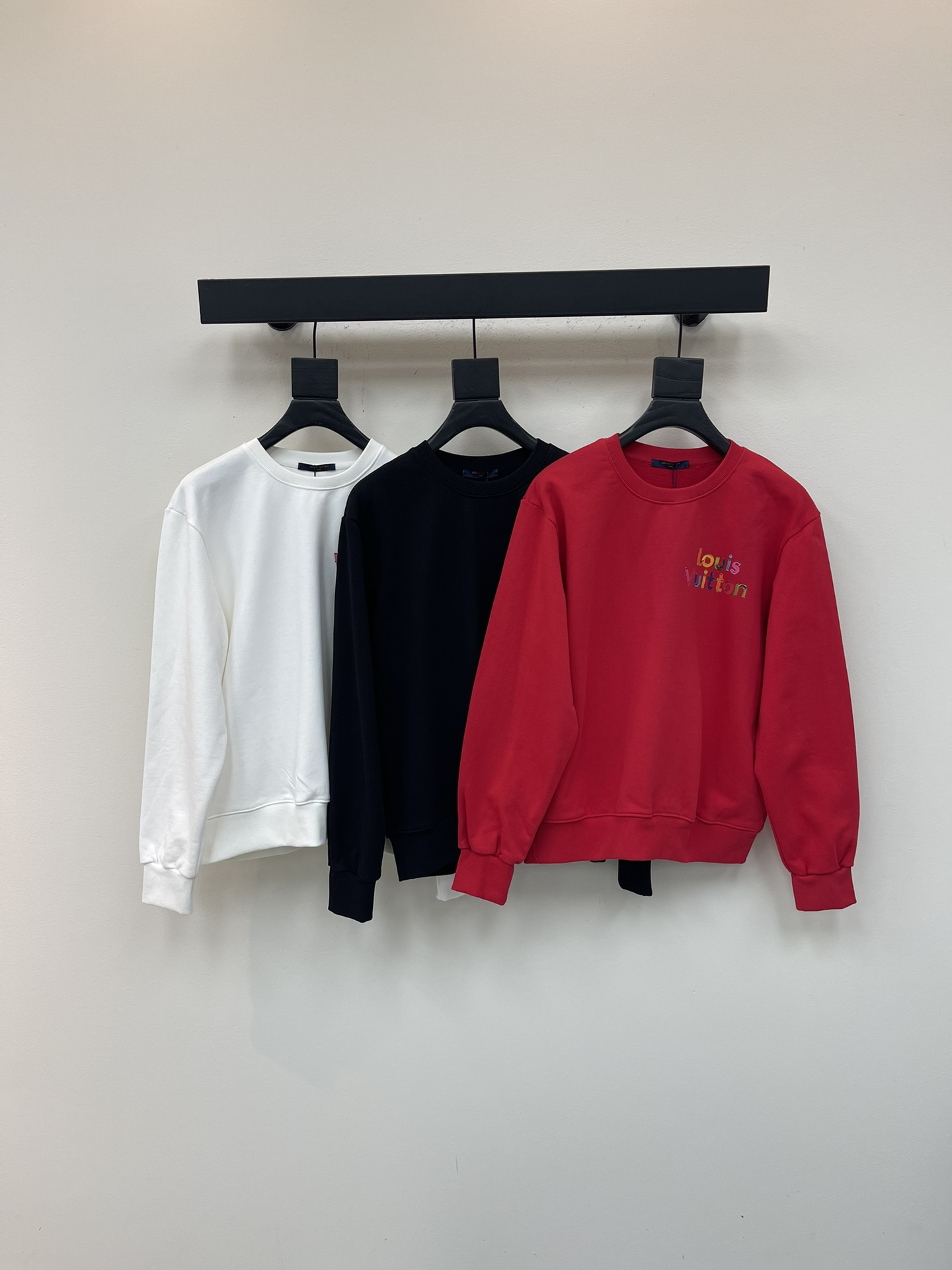 NO:562451,Louis Vuitto*25 early autumn new front and back digital color printed round neck sweatshirt. Imported 450g pure cotton tripe fabric, classic version is loose and versatile. It highlights the youthful vitality of age reduction and is recommended for daily leisure. SML,, louis vuitton, hoodie, sweatshirts, alexander wang19860909Louis Vuitto*25早秋新款前后数码彩色印花圆领卫衣.进口450克纯棉牛肚面料,经典版型宽松百搭不挑人.彰显减龄青春活力气息,日常休闲推荐.SML,,louis vuitton,hoodie,sweatshirts,alexander wang,Women's clothing