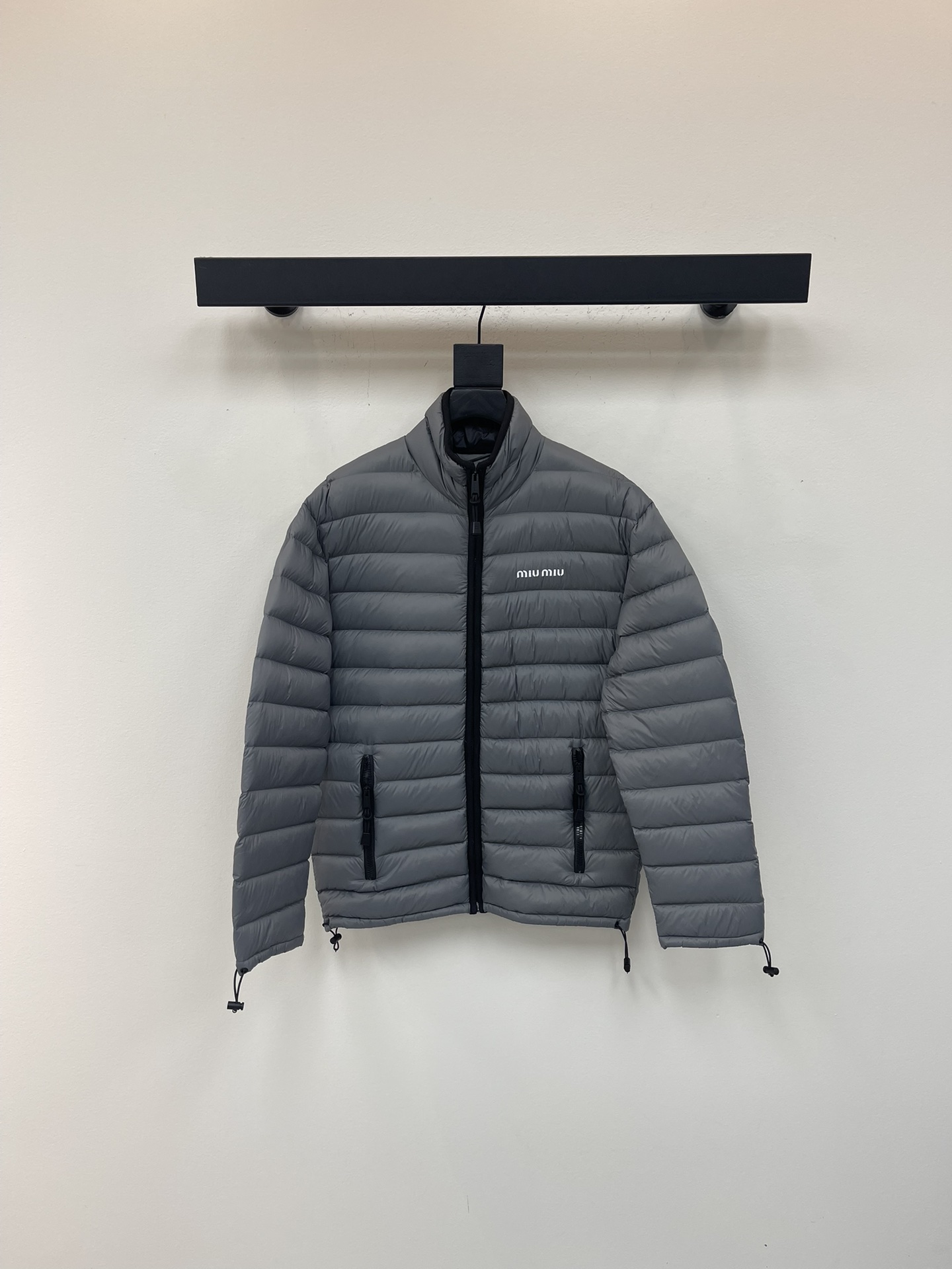 NO:562429,Comes with dust bag Miumi*25 new autumn and winter stand-up collar zipper down jacket. Made of waterproof and environmentally friendly recycled nylon, its craftsmanship is restored, upgraded materials, white goose down filling inside, the whole piece is light and warm, zipper placket small stand-up collar design, classic rectangular strip pressure  Textured treatment, versatile styling, iconic and obvious logo embellishment on the chest, highlighting a low-key sense of luxury, large-capacity zipper pocket design to keep out the cold and practical, contrasting color edging and exquisite details can successfully get rid of dullness, integrating warmth and fashion. Filling standard: national standard 90 velvet  Filling material: white goose down.SML,,miumiu,jackets & coats,down jacket,alexander wang19860909配防尘袋Miumi*25秋冬新款立领拉链羽绒服外套.防水环保再生尼龙材质,其工艺还原,升级材质,白鹅绒填充内里,整件轻盈保暖,拉链开襟小立领设计,经典长方条形压纹处理,穿搭造型多变,胸前标志性明显徽标点缀,彰显低调高级感,大容量拉链口袋设计御寒实用,撞色包边精致细节就能成功摆脱沉闷,集保暖与时髦一体.充绒标准:国标90绒 充绒物:白鹅绒.SML,,miumiu,jackets & coats,down jacket,alexander wang,Women's clothing