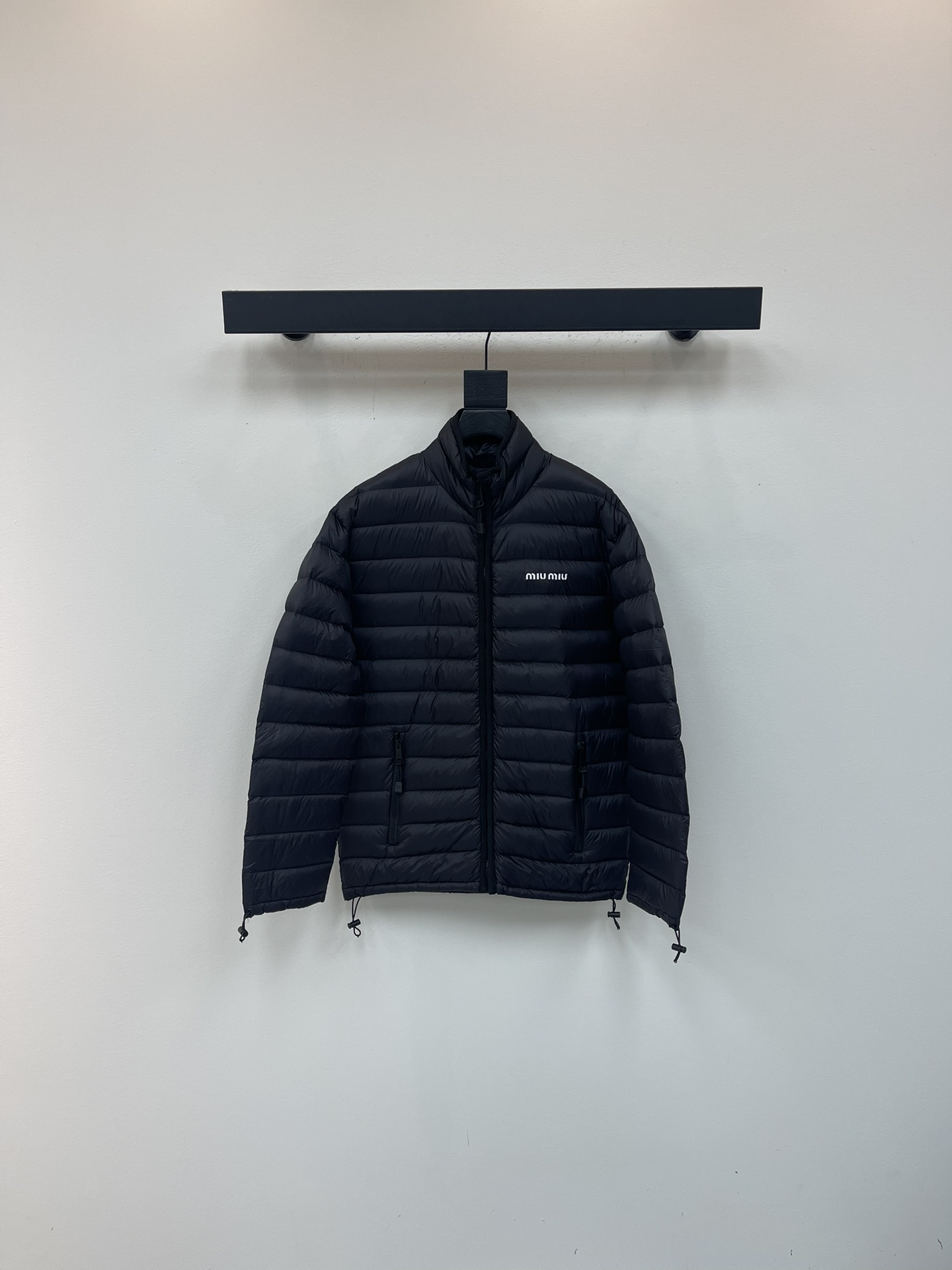 NO:562424,Comes with dust bag Miumi*25 new autumn and winter stand-up collar zipper down jacket. Made of waterproof and environmentally friendly recycled nylon, its craftsmanship is restored, upgraded materials, white goose down filling inside, the whole piece is light and warm, zipper placket small stand-up collar design, classic rectangular strip pressure  Textured treatment, versatile styling, iconic and obvious logo embellishment on the chest, highlighting a low-key sense of luxury, large-capacity zipper pocket design to keep out the cold and practical, contrasting color edging and exquisite details can successfully get rid of dullness, integrating warmth and fashion. Filling standard: national standard 90 velvet  Filling material: white goose down.SML,,miumiu,jackets & coats,down jacket,alexander wang19860909配防尘袋Miumi*25秋冬新款立领拉链羽绒服外套.防水环保再生尼龙材质,其工艺还原,升级材质,白鹅绒填充内里,整件轻盈保暖,拉链开襟小立领设计,经典长方条形压纹处理,穿搭造型多变,胸前标志性明显徽标点缀,彰显低调高级感,大容量拉链口袋设计御寒实用,撞色包边精致细节就能成功摆脱沉闷,集保暖与时髦一体.充绒标准:国标90绒 充绒物:白鹅绒.SML,,miumiu,jackets & coats,down jacket,alexander wang,Women's clothing