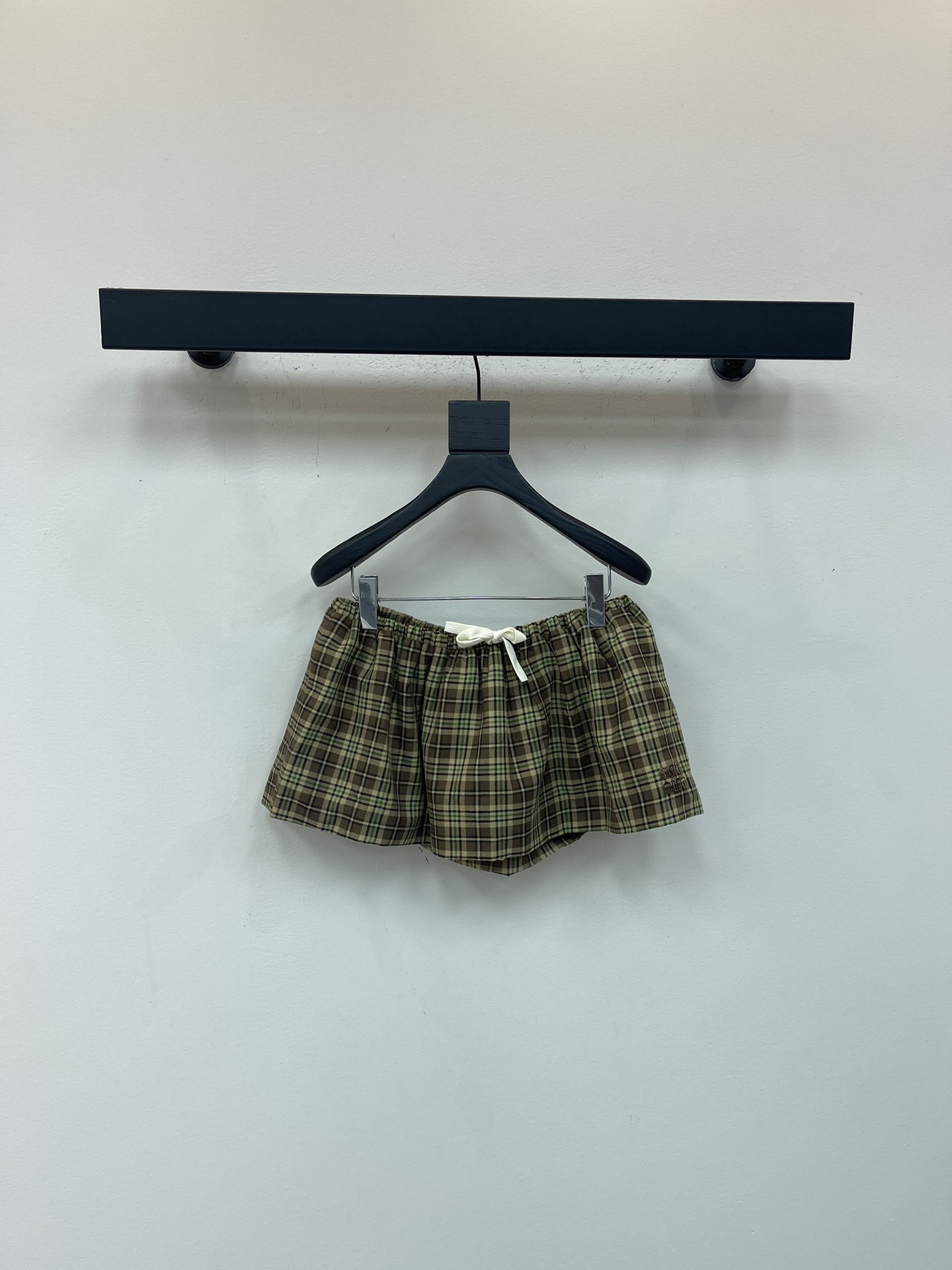 NO:562454,*25 New coffee-colored plaid drawstring tutu skirt. Coffee-colored plaid retro plaid pattern, embroidered patchwork logo of the same color, elastic waist plaid drawstring tutu skirt, wide A-line short skirt, this length of skirt makes the legs slimmer and longer, and the drawstring in the middle can adjust the tightness. This chestnut brown color is very suitable for autumn and winter. SML,,skirts,alexander wang19860909*25新款咖色格子抽绳蓬蓬裙.咖色格子复古格纹图案、刺绣同色贴布徽标,松紧腰格子抽绳蓬蓬裙阔版A字版型短款半裙这个长度的短裙显腿细显腿长,中间抽绳可调节松紧度,秋冬天超适合穿这种栗子棕的颜色.SML,,skirts,alexander wang,Women's clothing