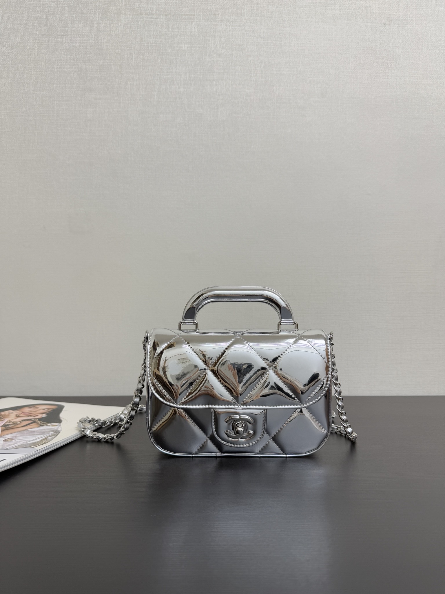 Bolsos nuevos con asa de charol de 25k en stock. Elegancia chispeante y belleza deslumbrante. ¡La frescura de esta temp…