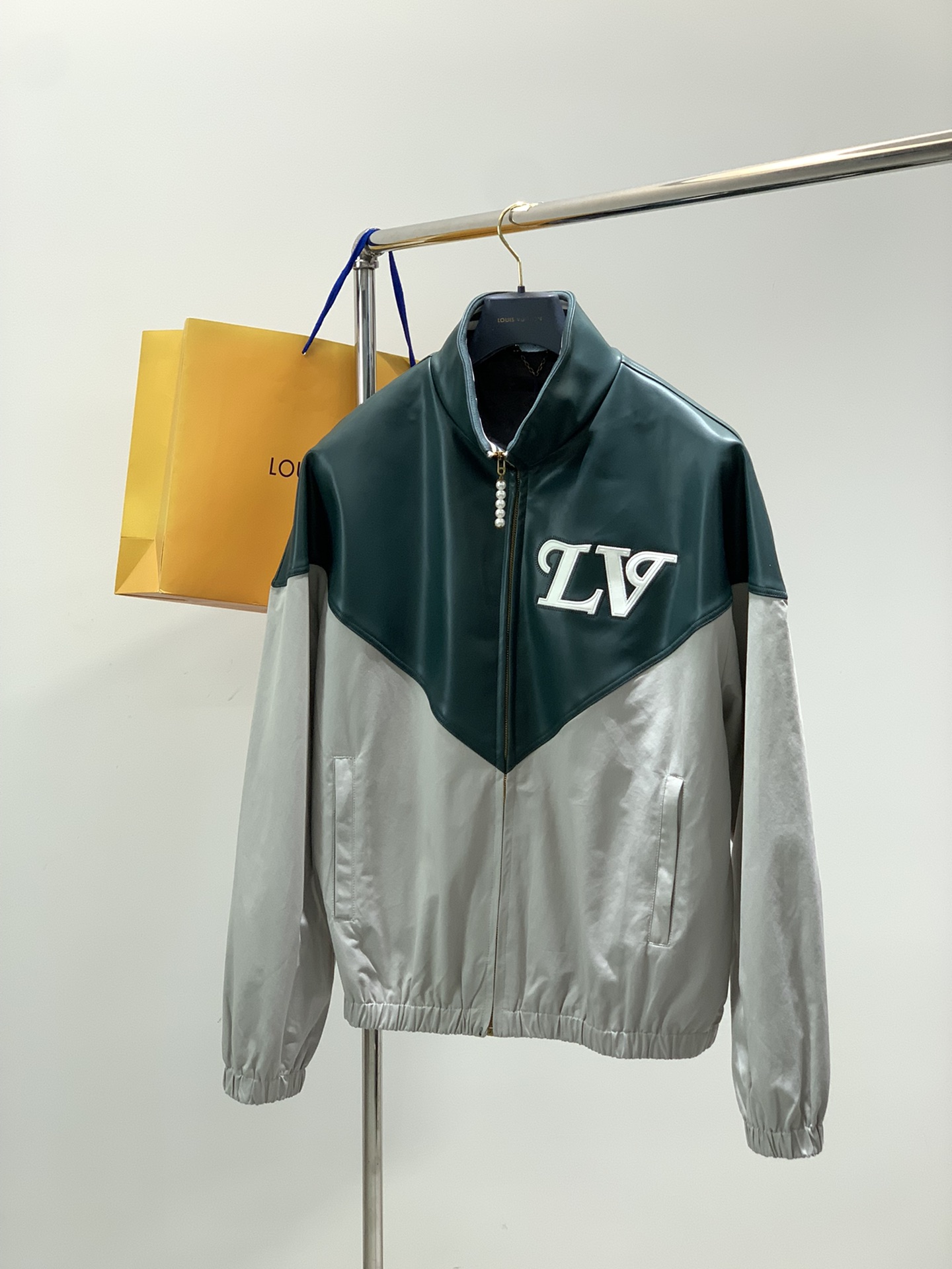 NO:567348,, LouisVuitton Louis Vuitton, the latest model for autumn 2025, available at counters at the same time, original order, fashionable and casual leather splicing jacket, the upper body is very unique!  Eye-catching and bright, imported original fabrics, top embroidery crafts letter pattern decorative logo, original hardware accessories decoration, simple yet fashionable, classic atmosphere, comfortable and breathable, handsome and stylish upper body, size S-XL,, louis vuitton, louis vuitton, jackets & coats, leather jacket, alexander wang19860909,LouisVuitton 路易威登,2025秋季最新款,专柜同步有售,原单狠货,时尚休闲皮衣拼接外套,上身很有特点！吸睛而有亮点,进口原版面料,顶级刺绣工艺字母图案装饰Logo,原版五金辅料装饰,简单而不失时尚,经典大气,舒适透气,上身帅气有型,码数S-XL,,louis vuitton,louis vuitton,jackets & coats,leather jacket,alexander wang,Men's clothing