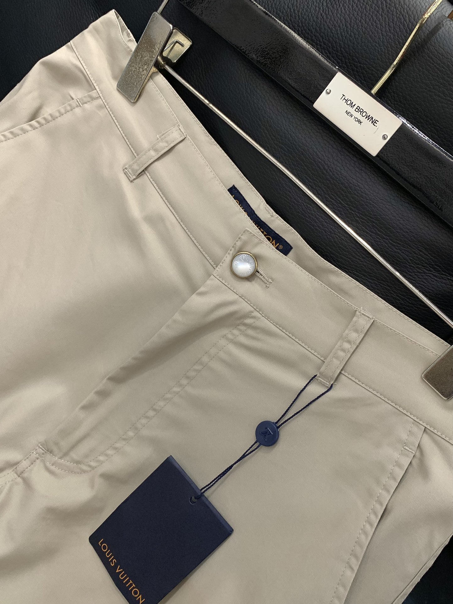 Louis Vuitton 2025 Women's Beige Cargo Pants with Embroidered Logo Detail 4 i1759740027 2976 2