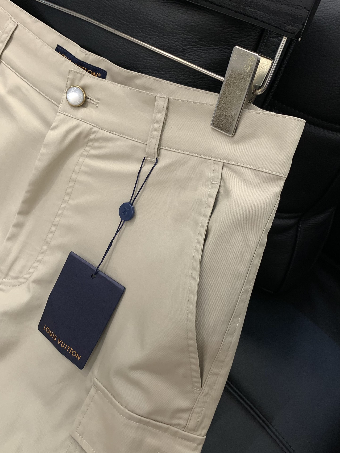 Louis Vuitton 2025 Women's Beige Cargo Pants with Embroidered Logo Detail 5 i1759740027 7465 3
