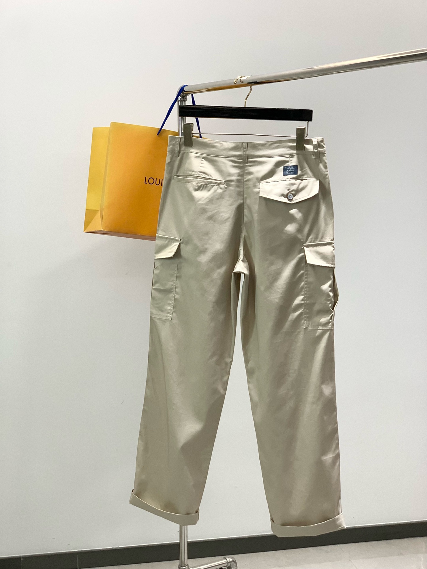 Louis Vuitton 2025 Women's Beige Cargo Pants with Embroidered Logo Detail 3 i1759740027 8393 1