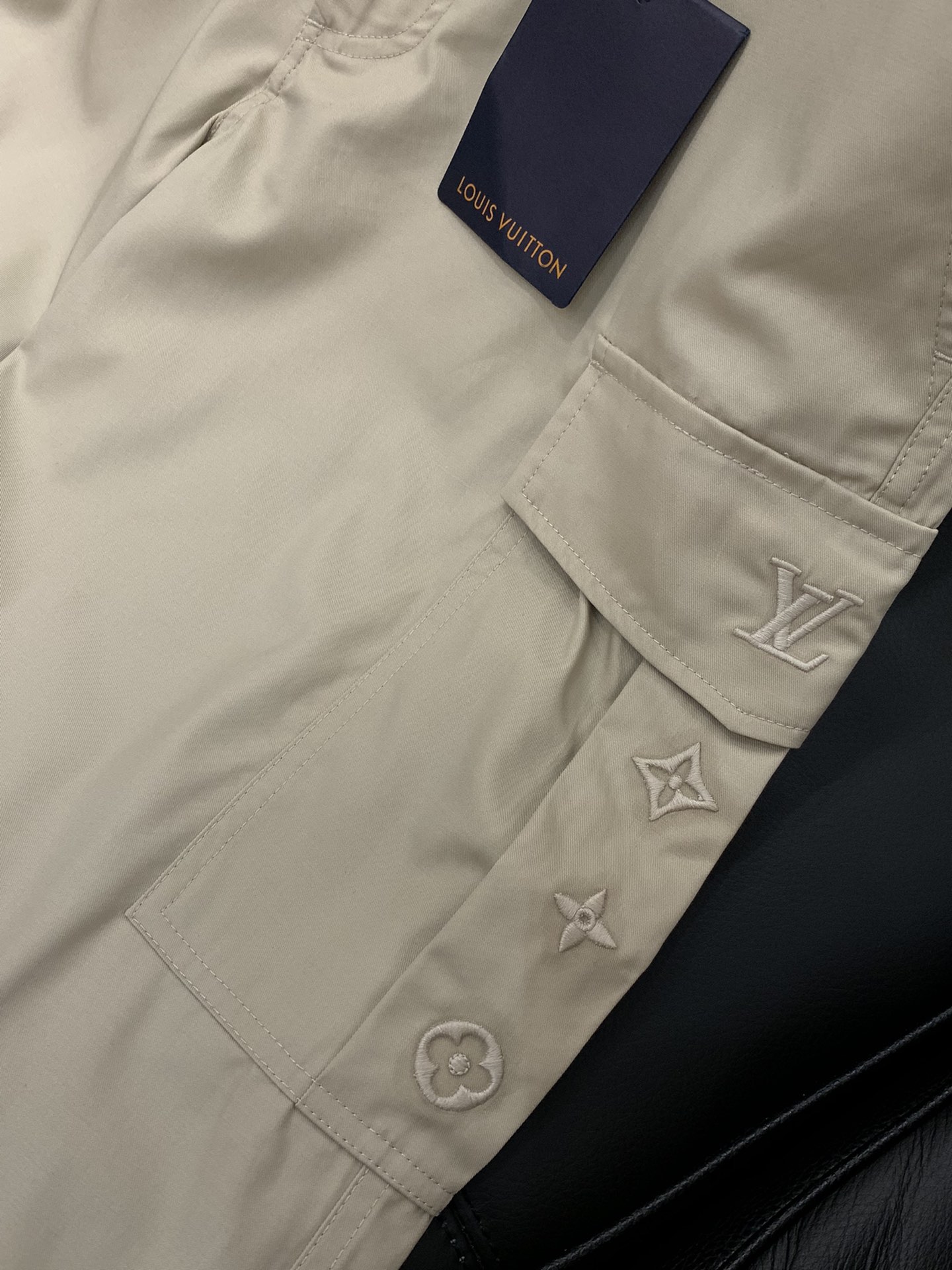 Louis Vuitton 2025 Women's Beige Cargo Pants with Embroidered Logo Detail 6 i1759740027 9539 4