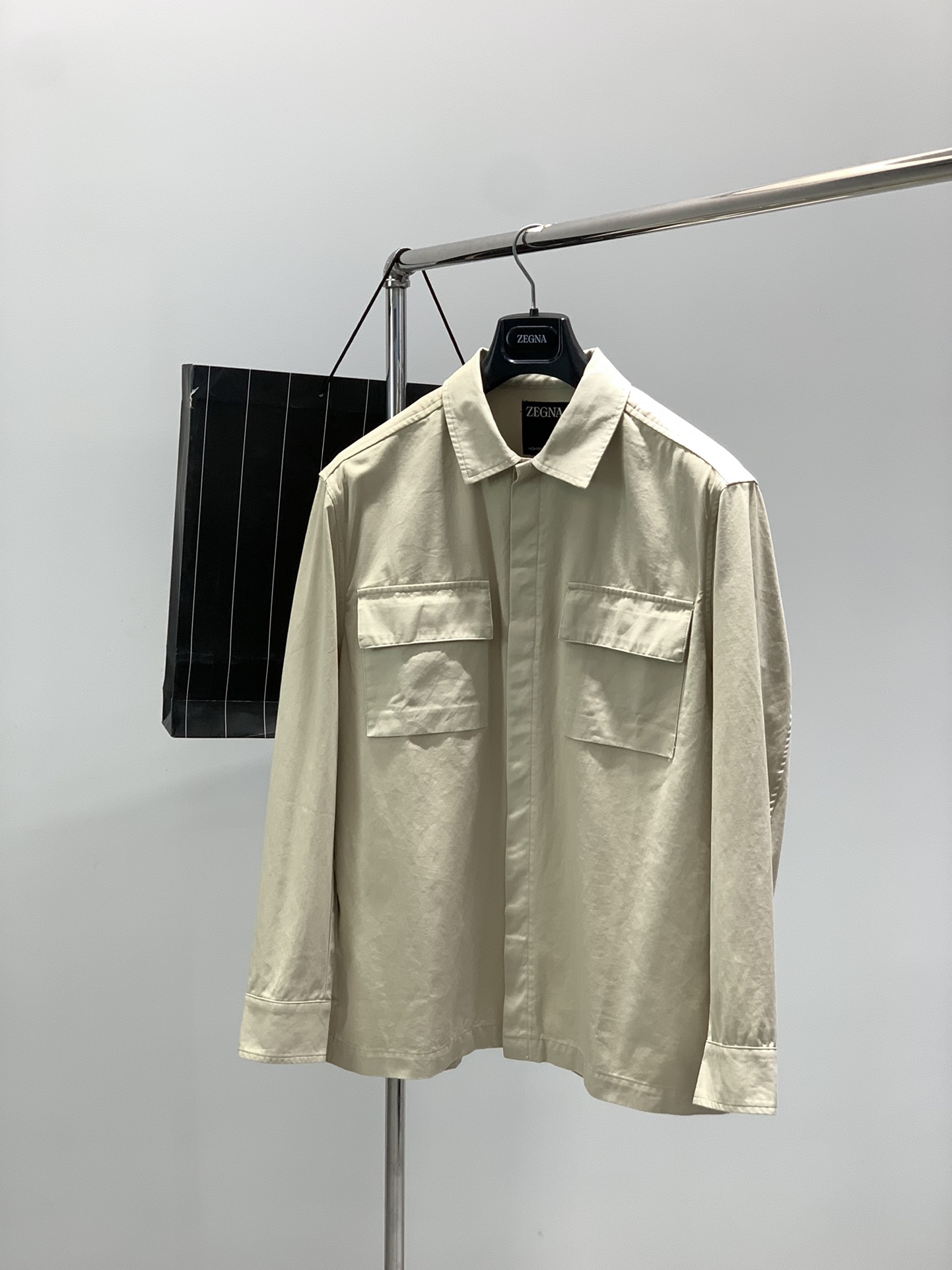 NO:564459,, Zegna, 2025 autumn latest product, available at counters at the same time, original order, fashionable and casual lapel jacket, made of imported original fabrics, comfortable and breathable, top-notch printing technology, letter pattern decoration logo, original hardware accessories decoration, the upper body is very handsome!  2 colors recommended, size M-2XL,,zegna,jackets & coats,alexander wang19860909,杰尼亚 Zegna,2025秋季最新品,专柜同步有售,原单狠货,时尚休闲翻领外套,采用进口原版面料,舒适透气,顶级印花工艺字母图案装饰logo,原版五金辅料装饰,上身帅气十足！2色推荐,码数M-2XL,,zegna,jackets & coats,alexander wang,Men's clothing