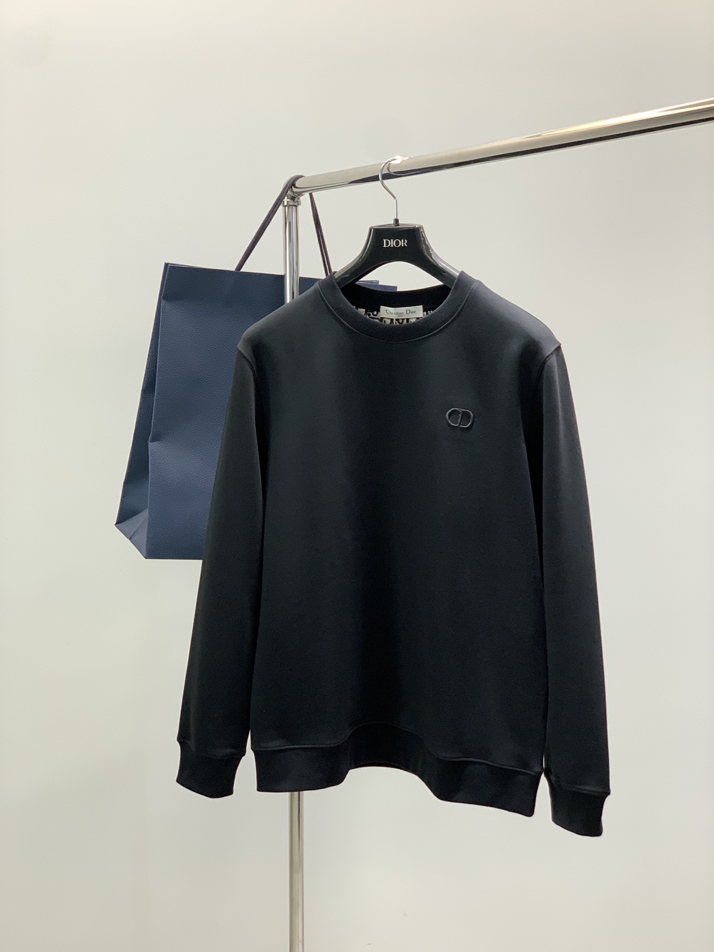 NO:564537,, Dior, 2025 autumn new product, available at counters simultaneously, simple and fashionable casual round-neck sweatshirt, original imported fabric, comfortable and breathable, exquisite flocking process letter pattern logo, extremely high grade, unique design, fashionable and handsome upper body!  Size M-3XL,,dior,dior,hoodie,sweatshirts,alexander wang19860909,Dior 迪奥, 2025秋季新品,专柜同步有售,简约时尚休闲圆领卫衣,原版进口面料,舒适透气,精致植绒工艺字母图案logo,档次极高,独特设计,上身时尚帅气！码数M-3XL,,dior,dior,hoodie,sweatshirts,alexander wang,Men's clothing