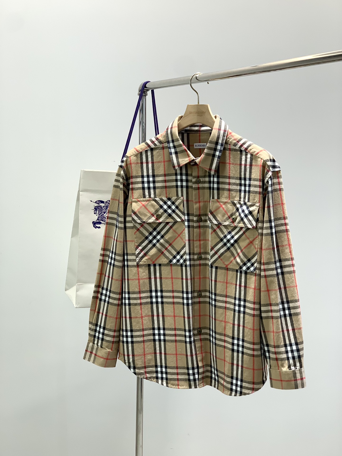 NO:564482,, Burberry, 2025 autumn latest products, available at counters simultaneously, original goods, fashionable and casual long-sleeved shirt jacket, imported original fabrics, upper body comfortable and breathable, top-notch embroidery technology letter pattern decorative logo, original hardware accessories decoration, extremely high grade, comfortable and versatile, handsome upper body, size M-2XL,, burberry, burberry, jackets & coats, shirts, alexander wang19860909,Burberry 巴宝莉,2025秋季最新品,专柜同步有售,原单狠货,时尚休闲长袖衬衫外套,进口原版面料,上身舒适透气,顶级刺绣工艺字母图案装饰logo,原版五金辅料装饰,档次极高,舒适百搭,上身帅气十足,码数M-2XL,,burberry,burberry,jackets & coats,shirts,alexander wang,Men's clothing