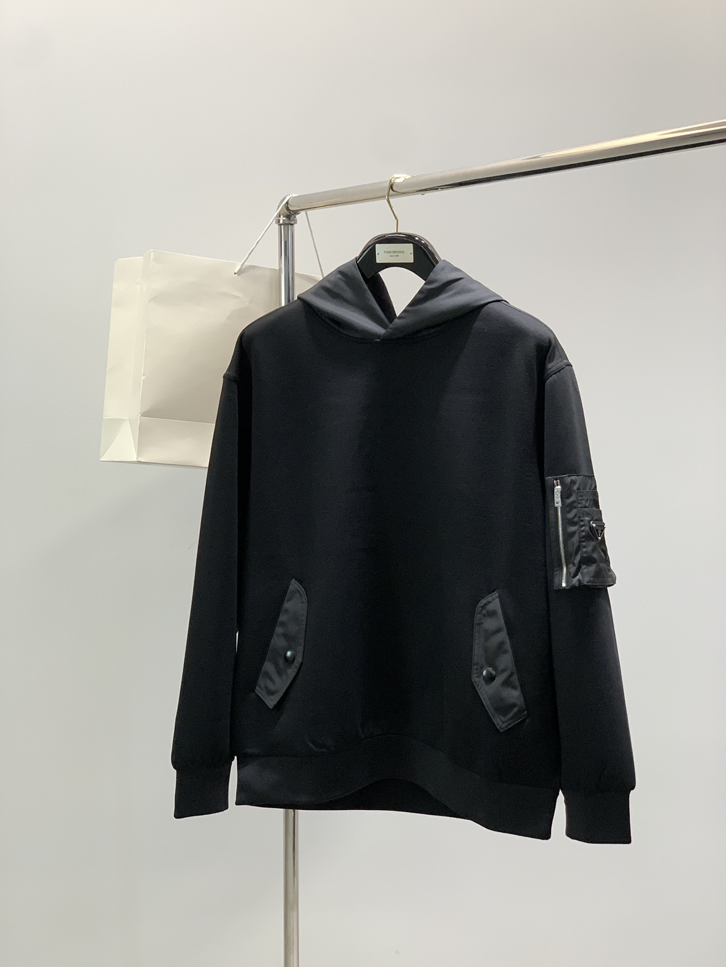 NO:564408,Clothes, pants, PRADA, the latest autumn products, available at counters simultaneously, fashionable casual velvet sweatshirt suit, imported original fabrics, extremely complex workmanship, the only channel that can be used as a purchasing agent, top-notch printing letter pattern logo, original hardware accessories decoration, extremely high-grade, comfortable and versatile, handsome and stylish upper body, size M-3XL,, prada, prada, hoodie, sweatshirts, alexander wang19860909衣服,裤子,PRADA 普拉达,秋季最新品,专柜同步有售,时尚休闲绒卫衣套装,进口原版面料,做工极为复杂,唯一可以做代购级别的渠道狠货,顶级印胶工艺字母图案logo,原版五金辅料装饰,档次极高,舒适百搭,上身帅气有型,码数M-3XL,,prada,prada,hoodie,sweatshirts,alexander wang,Men's clothing