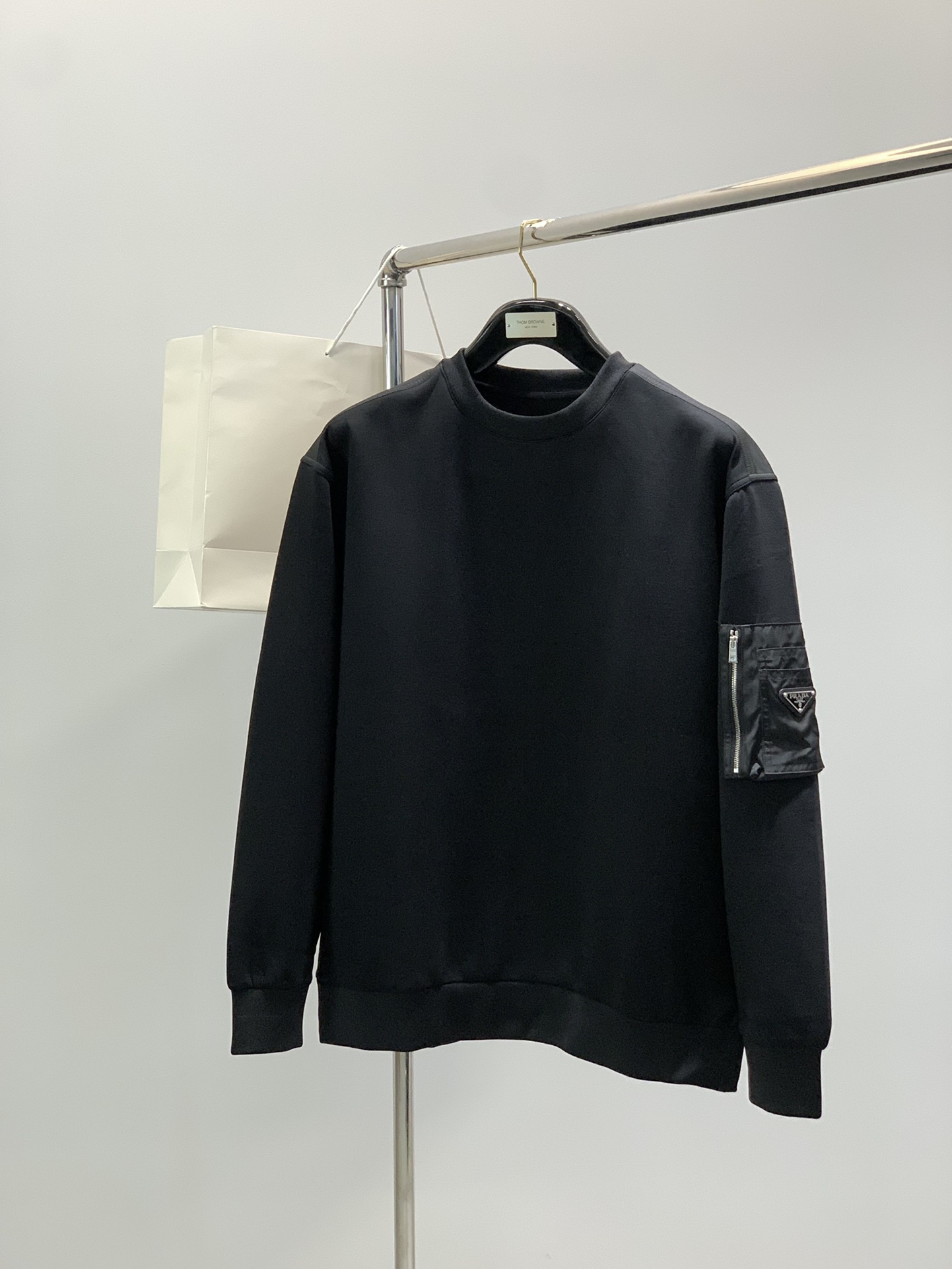 NO:564358,Clothes, pants, PRADA, the latest autumn products, available at counters simultaneously, fashionable casual velvet sweatshirt suit, imported original fabrics, extremely complex workmanship, the only channel that can be used as a purchasing agent, top-notch printing letter pattern logo, original hardware accessories decoration, extremely high-grade, comfortable and versatile, handsome and stylish upper body, size M-3XL,, prada, prada, hoodie, sweatshirts, alexander wang19860909衣服,裤子,PRADA 普拉达,秋季最新品,专柜同步有售,时尚休闲绒卫衣套装,进口原版面料,做工极为复杂,唯一可以做代购级别的渠道狠货,顶级印胶工艺字母图案logo,原版五金辅料装饰,档次极高,舒适百搭,上身帅气有型,码数M-3XL,,prada,prada,hoodie,sweatshirts,alexander wang,Men's clothing