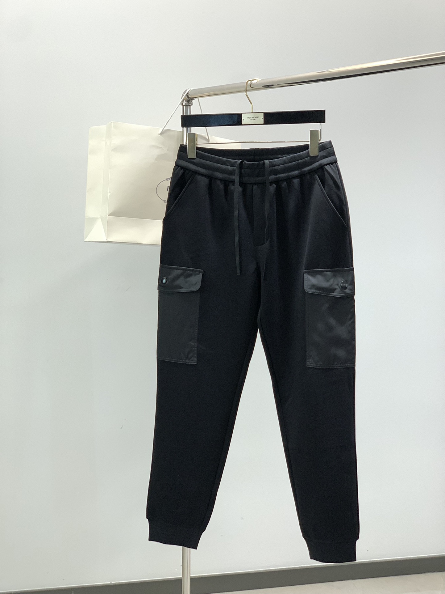 NO:564414,Pants, PRADA, the latest autumn products, available at counters simultaneously, fashionable casual velvet sweatshirt suit, imported original fabrics, extremely complicated workmanship, the only channel that can be used as a purchasing agent, top-notch printing letter pattern logo, original hardware accessories decoration, extremely high-grade, comfortable and versatile, handsome and stylish upper body, size M-3XL,, prada, prada, hoodie, sweatshirts, alexander wang19860909裤子,PRADA 普拉达,秋季最新品,专柜同步有售,时尚休闲绒卫衣套装,进口原版面料,做工极为复杂,唯一可以做代购级别的渠道狠货,顶级印胶工艺字母图案logo,原版五金辅料装饰,档次极高,舒适百搭,上身帅气有型,码数M-3XL,,prada,prada,hoodie,sweatshirts,alexander wang,Men's clothing