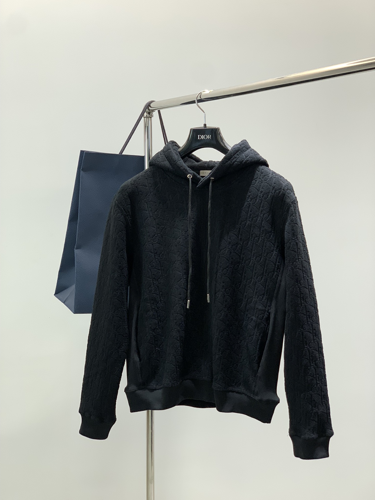 NO:564441,, Dior, 2025 winter new products, available at counters simultaneously, simple and fashionable casual velvet hooded sweatshirt, original imported fabrics, comfortable and breathable, exquisite flocking technology letter pattern logo, original hardware accessories decoration, extremely high grade, unique design, fashionable and handsome upper body!  4 colors recommended, size S-XL SizeSMLXL, length 63656769, bust 110114118122, shoulder width 49.55152.554, sleeve length 62636465,, dior, dior, hoodie, sweatshirts, hats, alexander wang19860909,Dior 迪奥, 2025冬季新品,专柜同步有售,简约时尚休闲绒连帽卫衣,原版进口面料,舒适透气,精致植绒工艺字母图案logo,原版五金辅料装饰,档次极高,独特设计,上身时尚帅气！4色推荐,码数S-XL SizeSMLXL 衣长63656769 胸围110114118122 肩宽49.55152.554 袖长62636465,,dior,dior,hoodie,sweatshirts,hats,alexander wang,Men's clothing