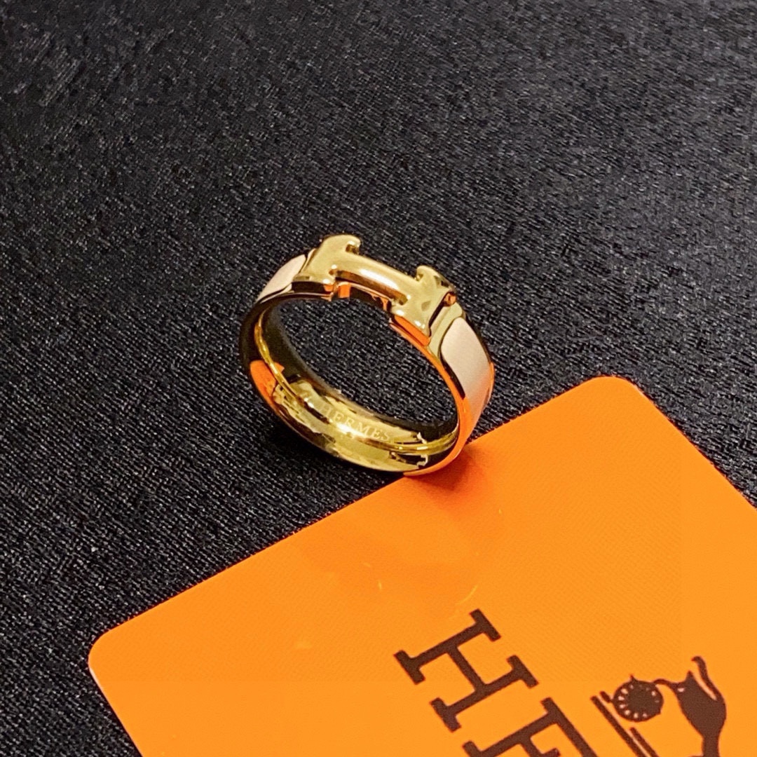 NO:555873,50 Hermes' most cost-effective milk tea-colored ring caught my eye at first sight. It is made of color-preserving stainless steel plated with 18k gold. It is available in gold-colored domestic counters. This ring is simple and elegant. It can be regarded as a very cost-effective item from Hermes. It can be used as a pair of rings or worn in stacks. In short, it is easy to use!  good!  look!  Size 6-7-8, fine jewelry, hermes, hermes, ring, gold1986090950 Hermes爱马仕性价比最高的奶茶色戒指一眼看中了它,保色精钢镀18k金材质,有黄金色国内专柜.这款戒指简洁大方,可以算是hermes家性价比很高的东西了,可以做对戒,也可以叠加的戴,总之上手很！好！看！码数6-7-8码,饰品精品,hermes,hermes,ring,gold,Jewelry