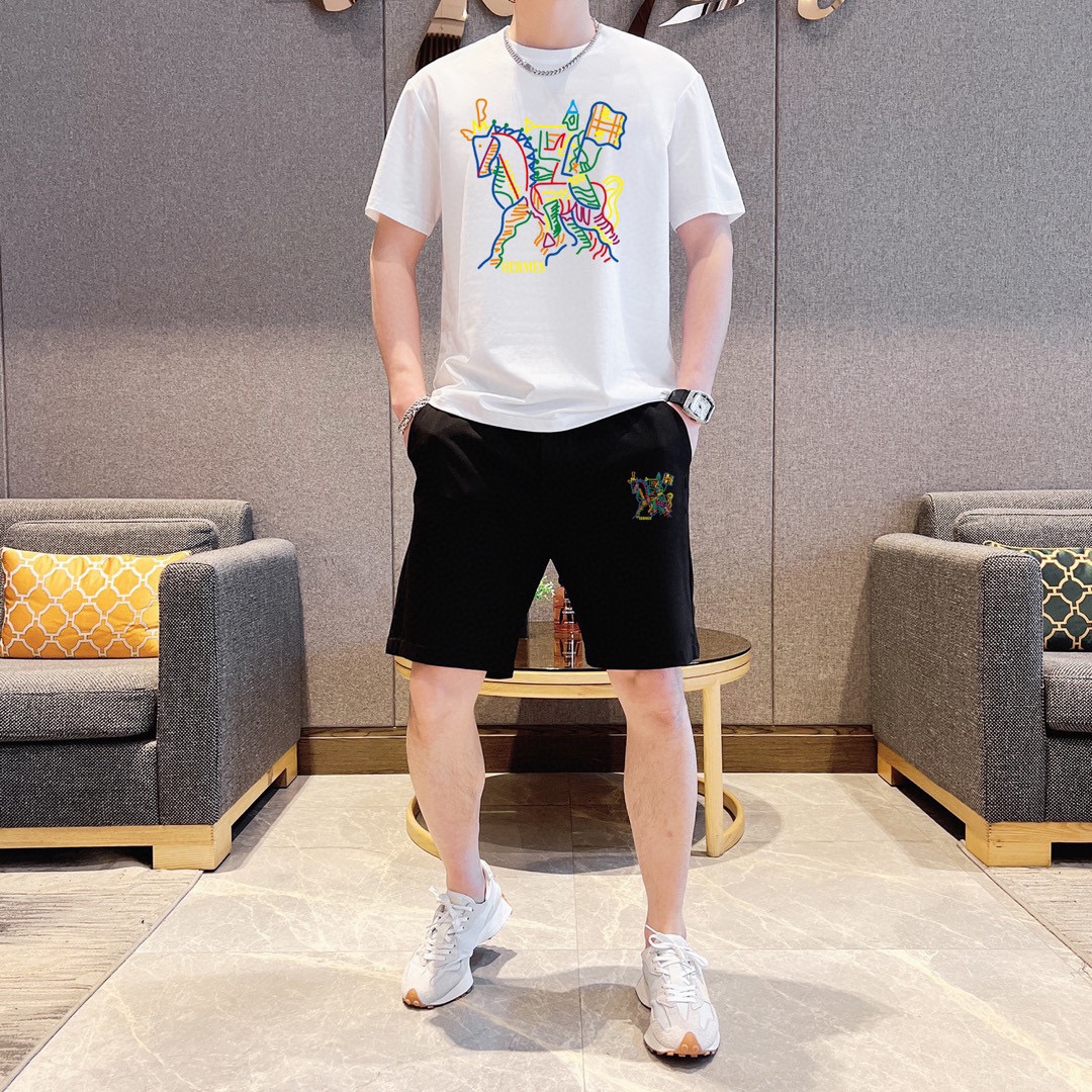 Hermès 品牌【HERMES 爱马仕】 2025新款男士短袖短裤套装 销售 市面高端版本 手感细腻柔软 让你穿着更加舒适 立体裁剪版型超赞 尺码:M-5XL下单请报身高体重