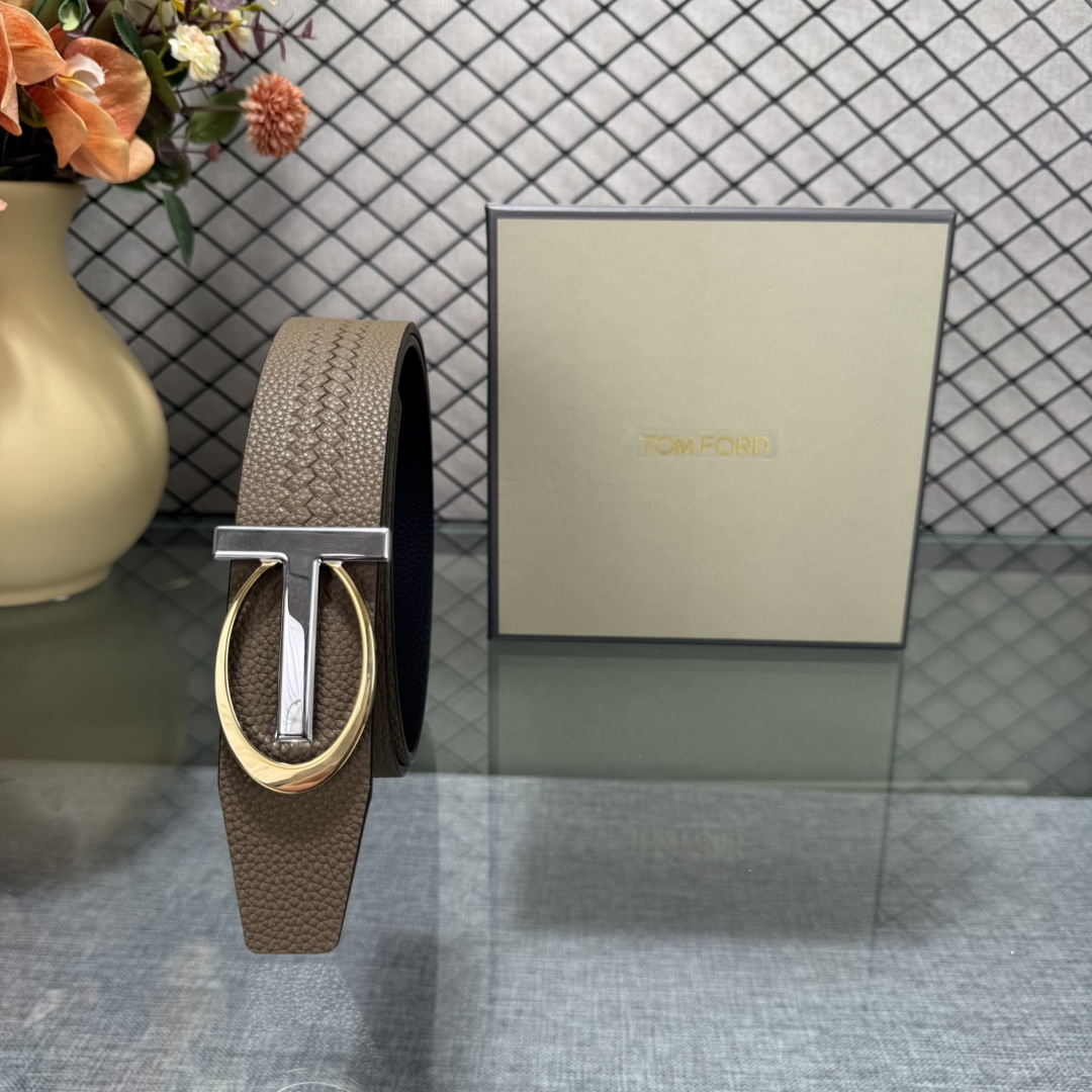 汤姆福特最新网红爆款双面头层牛皮专柜同步3.8宽新款上市了，原版牛皮，搭配铜扣，优雅，大方用的方便。谢谢