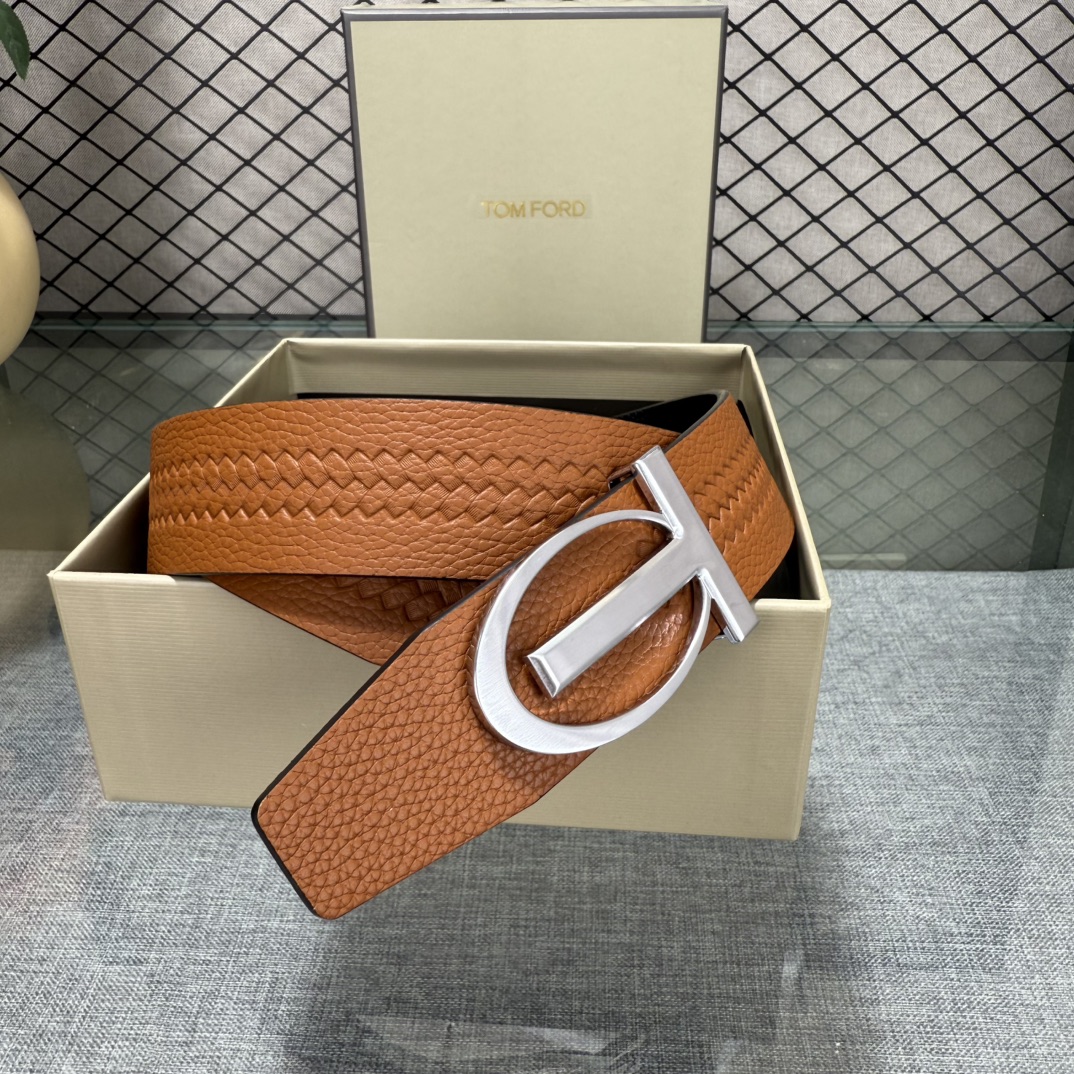 汤姆福特最新网红爆款双面头层牛皮专柜同步3.8宽新款上市了，原版牛皮，搭配铜扣，优雅，大方用的方便。谢谢