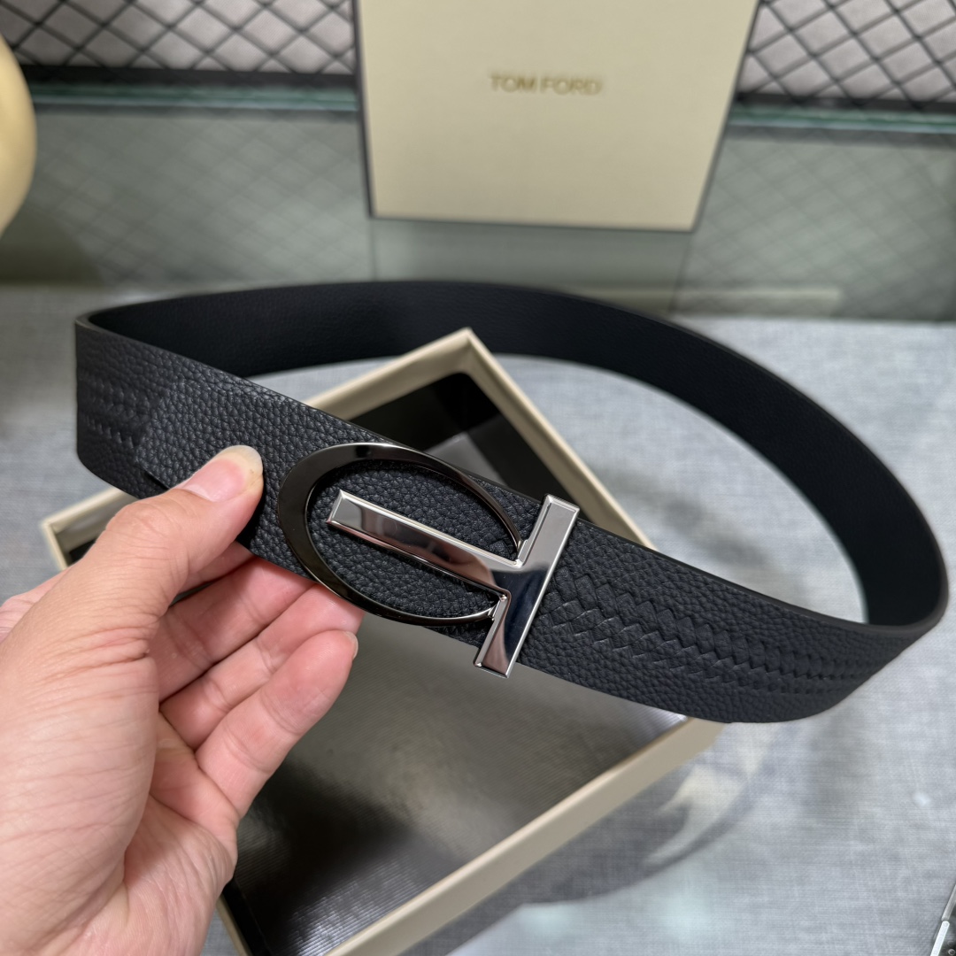 汤姆福特最新网红爆款双面头层牛皮专柜同步3.8宽新款上市了，原版牛皮，搭配铜扣，优雅，大方用的方便。谢谢