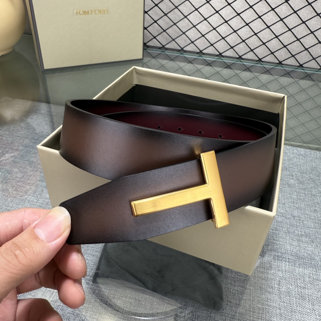 汤姆福特最新网红爆款双面头层牛皮专柜同步3.8宽新款上市了，原版牛皮，搭配铜扣，优雅，大方用的方便。谢谢