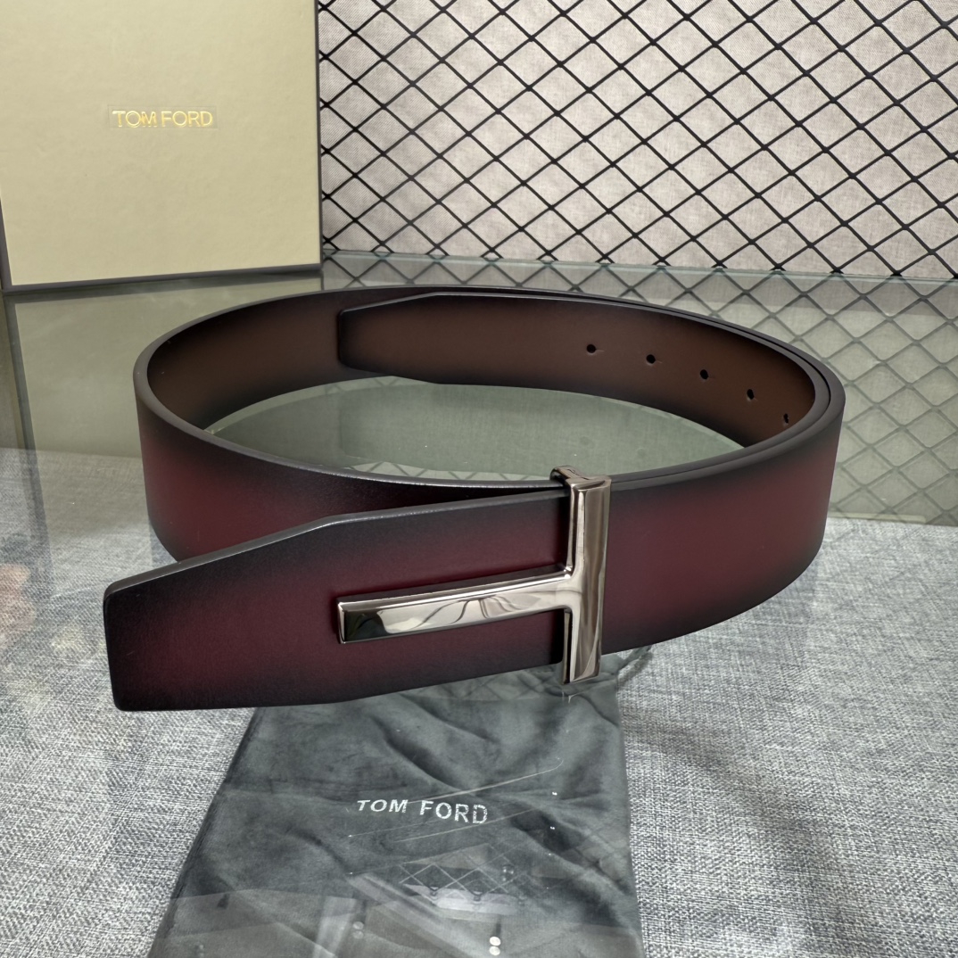 汤姆福特最新网红爆款双面头层牛皮专柜同步3.8宽新款上市了，原版牛皮，搭配铜扣，优雅，大方用的方便。谢谢