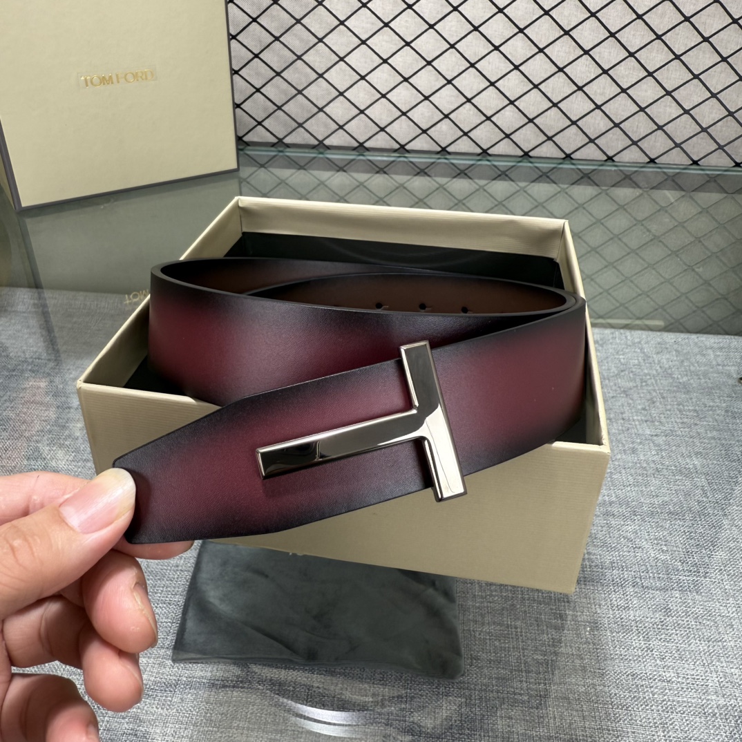 汤姆福特最新网红爆款双面头层牛皮专柜同步3.8宽新款上市了，原版牛皮，搭配铜扣，优雅，大方用的方便。谢谢