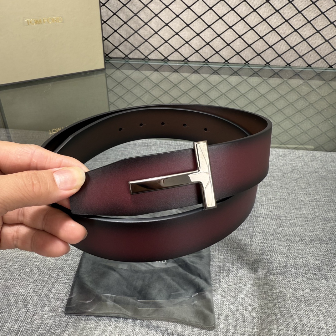 汤姆福特最新网红爆款双面头层牛皮专柜同步3.8宽新款上市了，原版牛皮，搭配铜扣，优雅，大方用的方便。谢谢