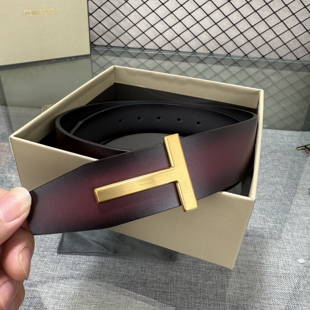 汤姆福特最新网红爆款双面头层牛皮专柜同步3.8宽新款上市了，原版牛皮，搭配铜扣，优雅，大方用的方便。谢谢