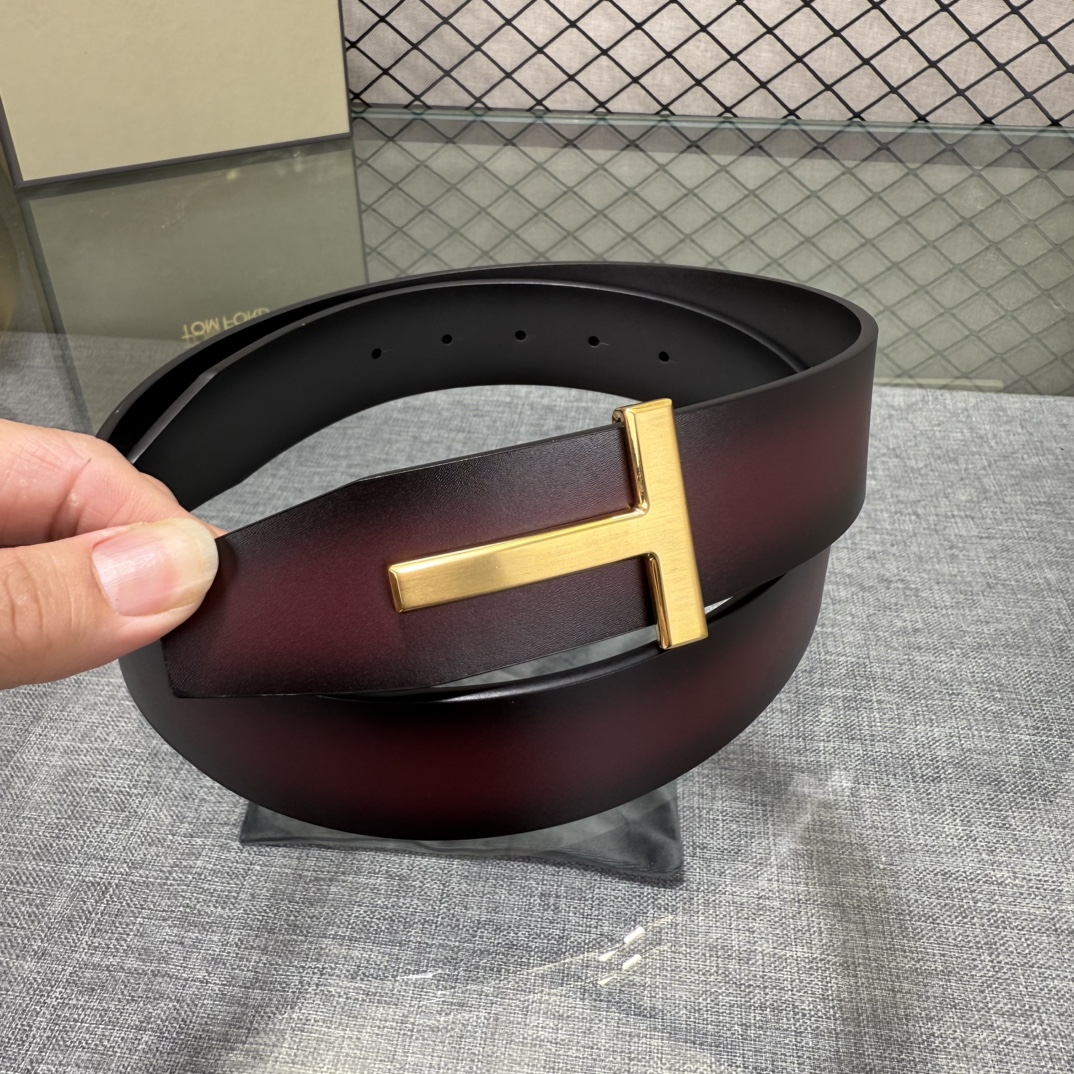 汤姆福特最新网红爆款双面头层牛皮专柜同步3.8宽新款上市了，原版牛皮，搭配铜扣，优雅，大方用的方便。谢谢