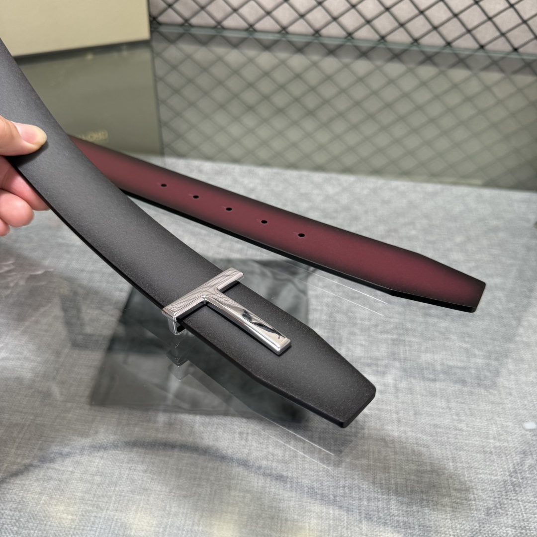 汤姆福特最新网红爆款双面头层牛皮专柜同步3.8宽新款上市了，原版牛皮，搭配铜扣，优雅，大方用的方便。谢谢