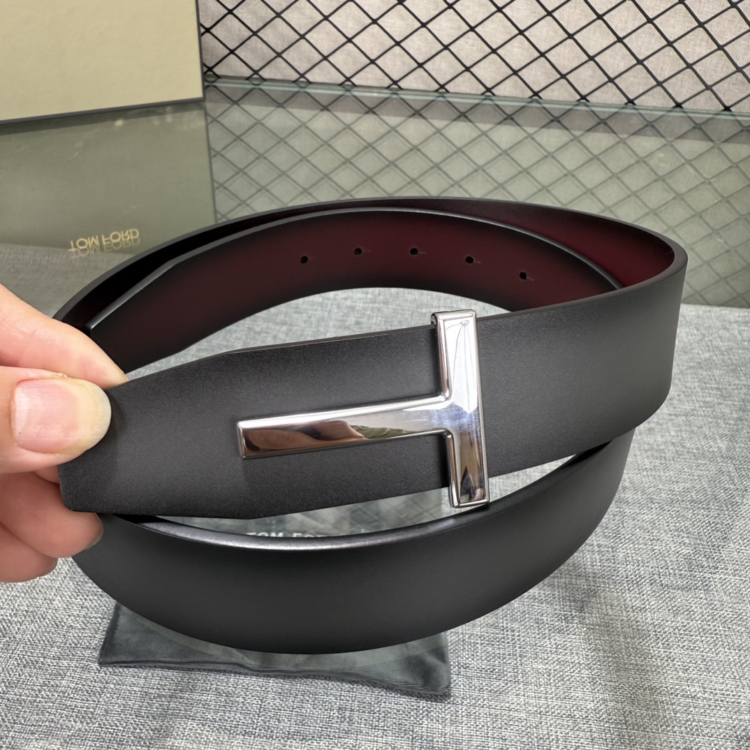 汤姆福特最新网红爆款双面头层牛皮专柜同步3.8宽新款上市了，原版牛皮，搭配铜扣，优雅，大方用的方便。谢谢